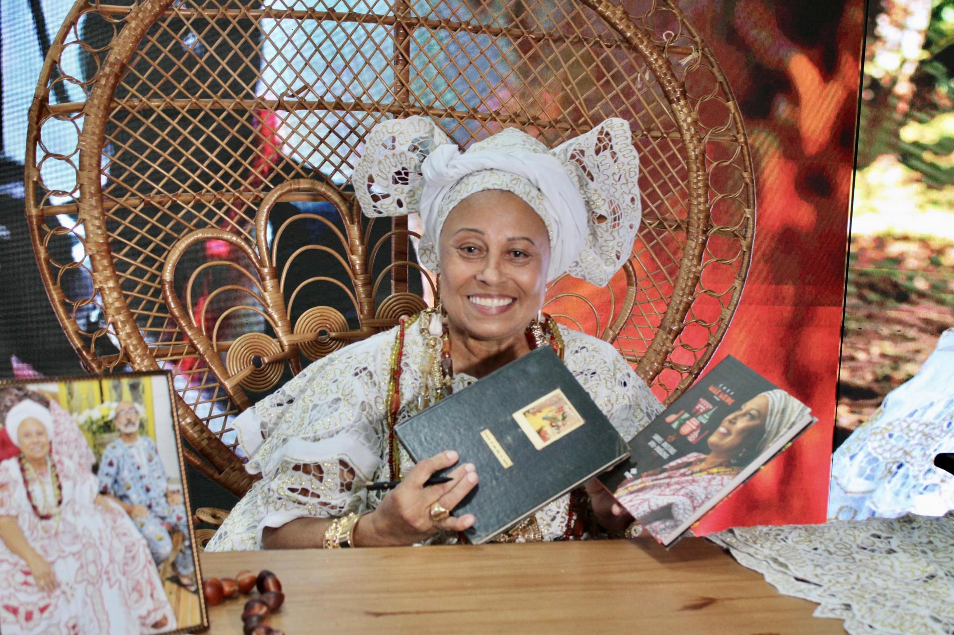 Mãe Neide Oyá d’Oxum celebra mais um livro lançado pela Imprensa Oficial