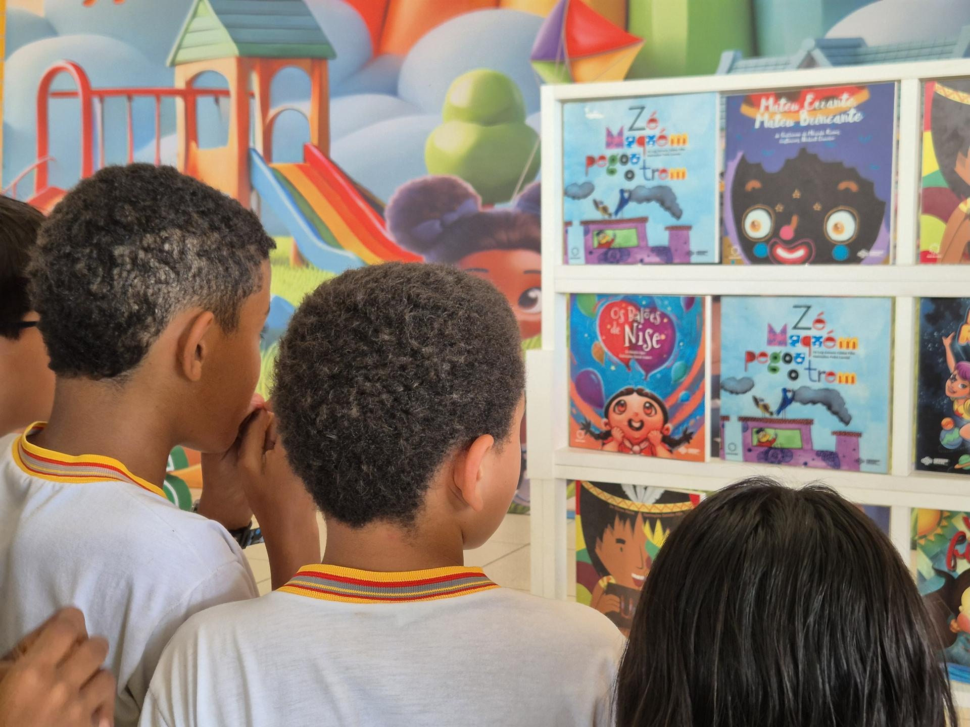 Selo de livros infantis, coleção Coco de Roda é destaque em feira cultural