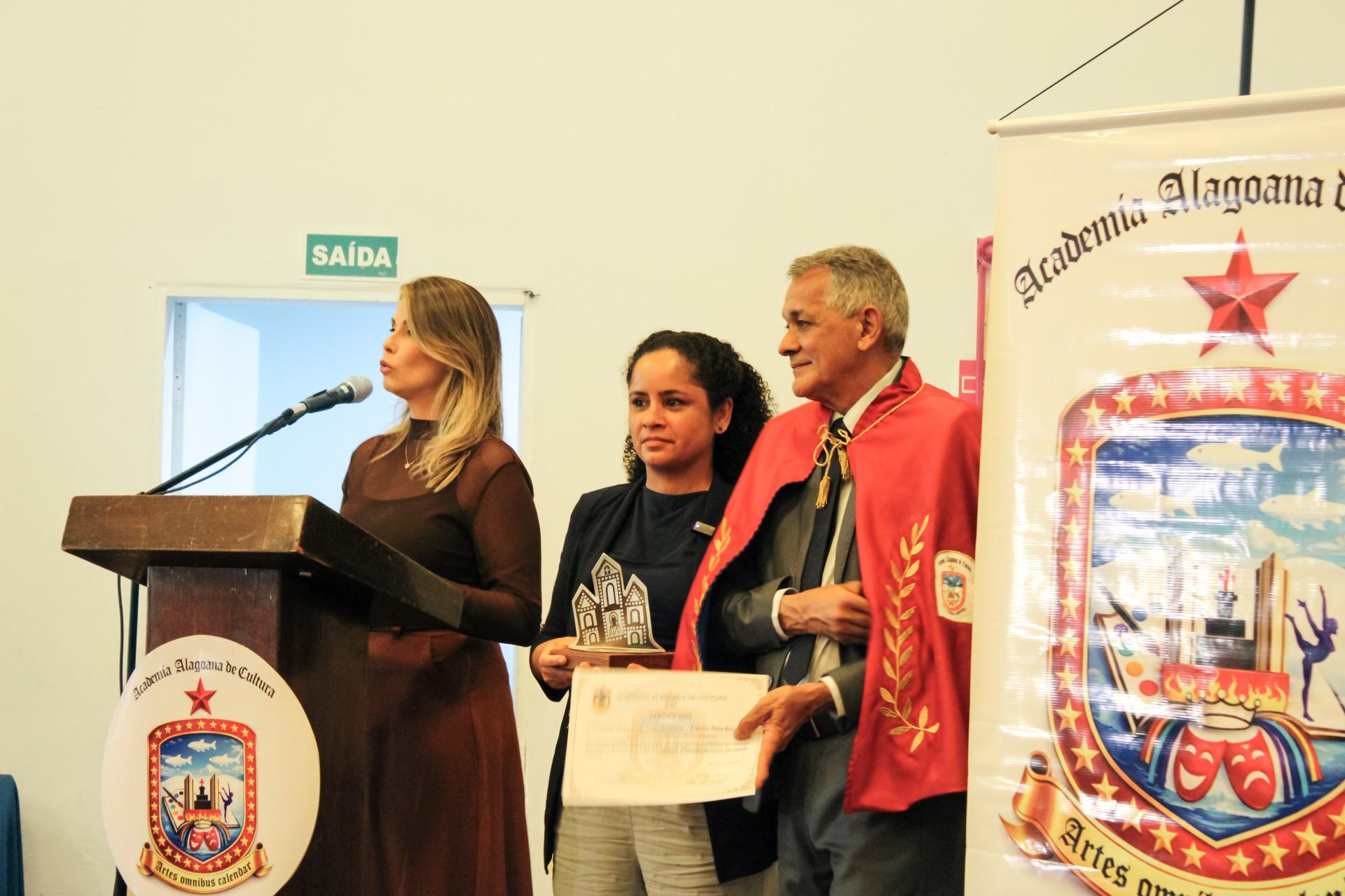 Imprensa Oficial Graciliano Ramos recebe o Prêmio Théo Brandão